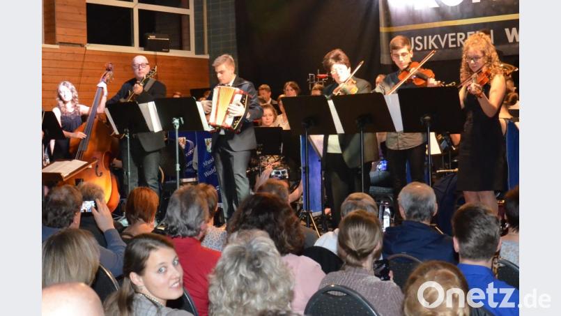 Kontrabass, Violinen und Akkordeon mischten das erste Mal mit und zeugten eindrucksvoll von der gewachsenen Bandbreite des musikalischen Angebots. Bild: fjo
