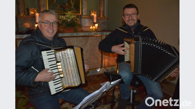 Das Duo mit Reiner Artmann (rechts) und Bernhard Waidhas bereicherte die weihnachtliche Feier in der Gommelbergkapelle. Bild: jr