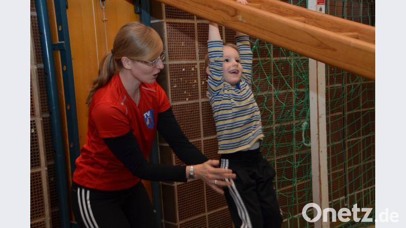 Die Feuerwehrleiter war vor allem bei den Jungs heiß begehrt. Bild: dob
