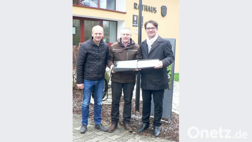 Gerhard Schmerber (links) vom regionalen Betriebsmanagement und Kommunalbetreuer Markus Windisch vom Bayernwerk (rechts) besprechen die Umstellung der Beleuchtung mit Bürgermeister Jürgen Kürzinger (Mitte). Bild: lep