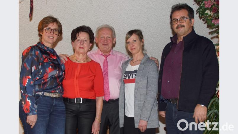 Margareta und Hans Brunner mit den Töchtern Roswitha (links) und Simone. Zum 50. Hochzeitstag gratuliert auch Bürgermeister Manfred Dirscherl. Bild: mmj