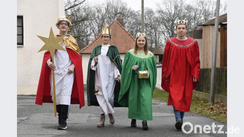 Sie haben diesmal einen weiten Weg als Sternsinger vor sich: Moritz Riedl und Lisa Brunner aus Rothenstadt sowie Leonie Winterl und Max Herrmann aus Etzenricht (von links) reisen zur Bundeskanzlerin nach Berlin. Bild: Petra Hartl