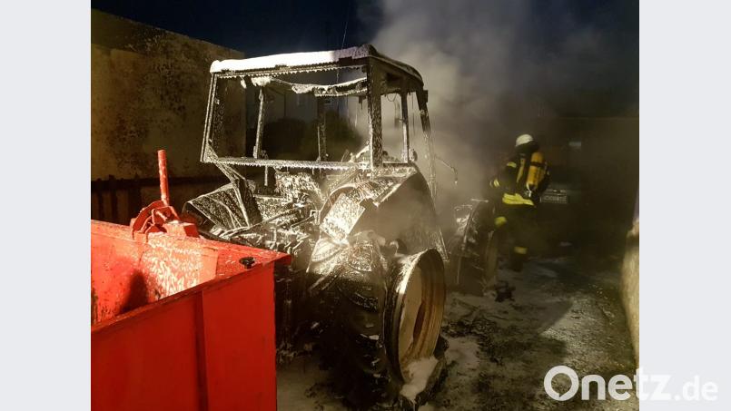 Dieser Traktor hat es in sich. Am Sonntag fängt er in einer Hofeinfahrt gleich zwei Mal Feuer. Bild: ast