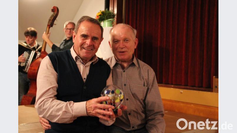 Das alte und das neue "Freudenberger Urgestein": Hermann Koch hat die Trophäe 2017 erhalten, Franz Luber (vorne, links) wurde diesmal mit dem Ehrenamtspreis geehrt. Bild: gri