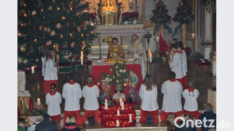 Dekan Alexander Hösl und Ruhestandsgeistlicher Pfarrer Gerhard Dirscherl feiern mit den Gläubigen im nur noch wenige Stunden dauernden Jahr Gottesdienst in der katholischen Stadtpfarrkirche. Bild: dob