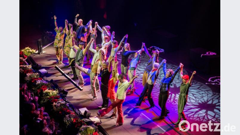 Premiere in Regensburg und frenetischer Applaus zum Start: Das Team der Traumfabrik geht ab sofort auf bayernweite Tournee, es ist demnächst auch in Amberg und Weiden zu Gast. Bild: Laura Schneider