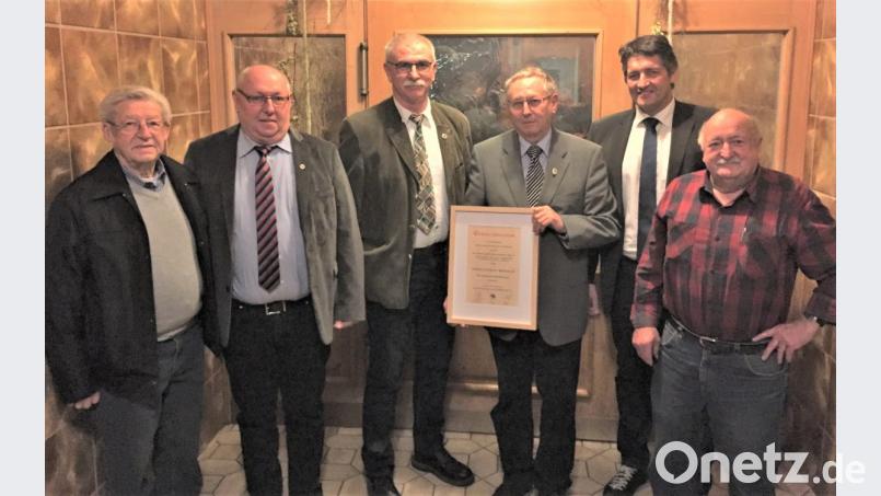 Der Fischereiverein ernennt Hans Biersack (Dritter von rechts) zum Ehrenmitglied. Bild: rgr