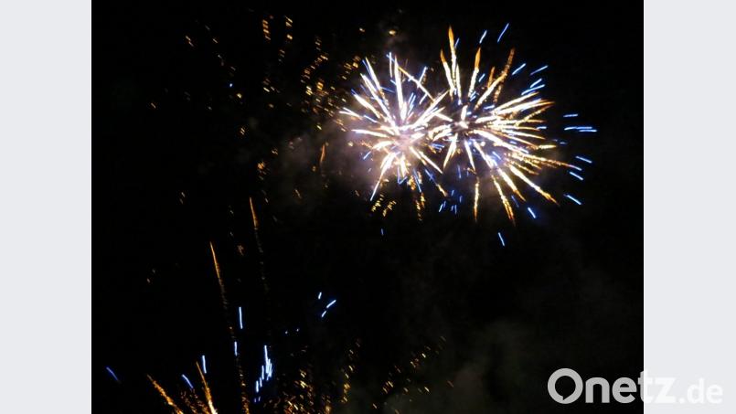 Mit einem prächtigen Feuerwerk verabschiedete Altendorf das Jubiläumsjahr. Bild: kö