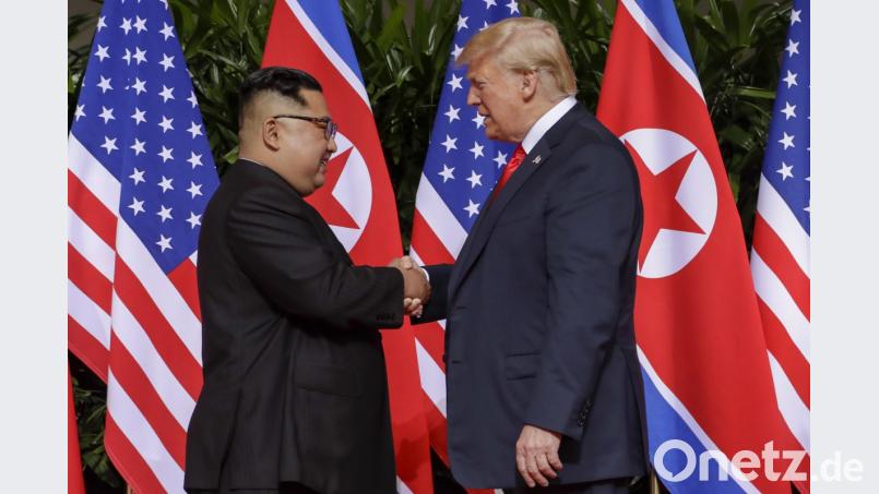 Das Treffen im Juni 2018 in Singapur hat Kim Jong Un (links) aus der internationalen Isolation befreit. Dank Trump ist der nordkoreanische Machthaber nun in einer Situation, in der er den USA drohen kann - und ihn viele im Recht sehen. Bild: Evan Vucci/AP/dpa