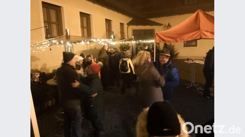 Ausgelassen tanzen die Besucher der Silvesterparty auf dem Platz vorm Rathaus. Bild: jub