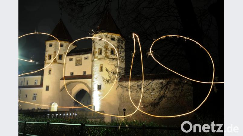 Nicht überall verläuft der Start ins neue Jahr so schön und so friedlich wie hier am Nabburger Tor. Bild: Stephan Huber