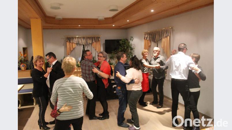 Für einen schwungvollen Jahreswechsel hatten sich die Gäste im Landgasthof &quot;Taverne&quot; in Lind entschieden. Nach einem Silvestermahl feierten vornehmlich Urlaubsgäste nach 2019 hinein und ließen sich dabei von Alleinunterhalter „Udo“ zum Tanz aufspielen. Bild: frd