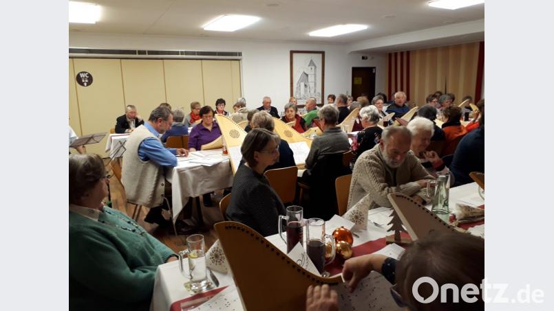 Musik gibt gerade in schweren Stunden neuen Lebensmut. An die 80 Veeh-Harfenisten spielten beim Hutza-Abend auf. Bild: kwl
