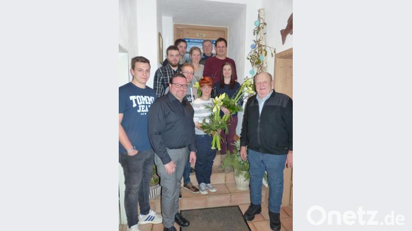 Langjährige Mitarbeiter ehrte jetzt die Schreinerei Weiß. Unser Bild zeigt vorne (von links) Juniorchef Maxi Weiß, Helmut Weiß, Andreas und Franziska Kamm sowie Seniorchef Otto Weiß, (hinten von links) Andreas Hegen, Thomas und Claudia Döllinger, Czeslaw Saluda, sowie Simon und Monika Strohmaier. Bild: jr