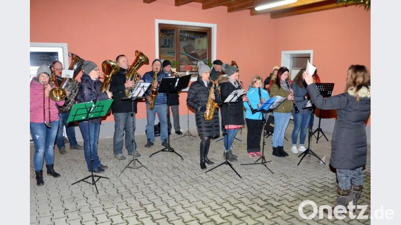 Gerlinde Gläser (rechts) dirigiert beim Anblasen in der Au. Bild: fjo