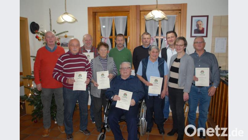 Die geehrten Mitglieder mit Gauschützenmeister Heinrich Fraunholz (links) 2. Bürgermeisterin Eva Feuerer (Zweite von rechts). Bild: pop