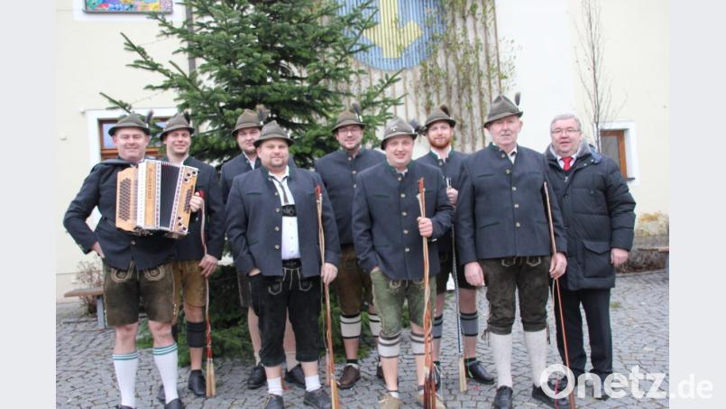 Die Neuersdorfer Goaßlschnalzer um Hans Schorner senior (Zweiter von rechts) mit Bürgermeister Sepp Reindl (rechts) im Rathausinnenhof. Dort begrüßten sie auch heuer das neue Jahr mit Peitschenknallen und Quetschnmusik. Bild: ads