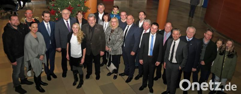 Beim traditionellen Silvesterrundgang danken die CSU-Mandatsträger für die Dienstbereitschaft zum Jahreswechsel, hier am Klinikum, wo Prokurist Martin Neuhaus (Fünfter von rechts) einen Rück- und Ausblick zu aktuellen Geschehnissen gibt. Bild: Dobmeier