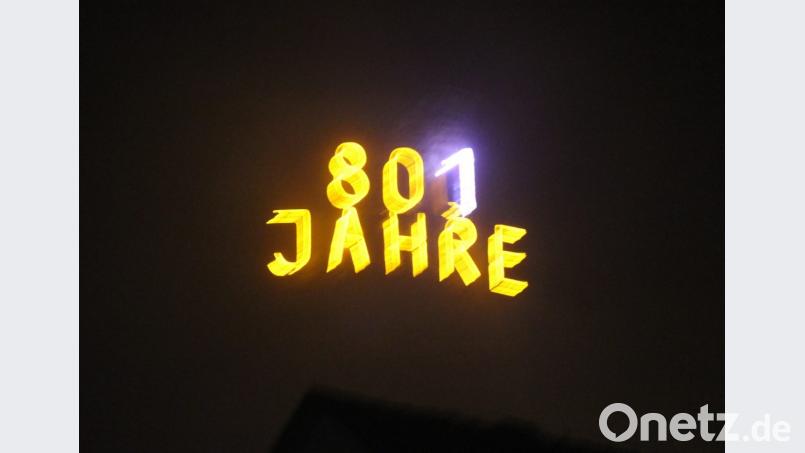 Pünktlich zum Jahreswechsel änderte sich die Leuchtreklame am Burgturm in "801 Jahre". Bild: dl