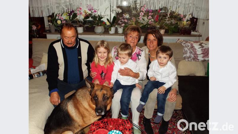 Gabriele Graupner (hinten Mitte) mit Ehemann Joachim Graupner (links), stellvertretender Bürgermeisterin Birgit Singer-Grimm (hinten rechts) sowie den Enkeln Amelie, Ludwig und Maximilian. Auch Schäferhund Nesco von Himmelthal darf auf dem Geburtstagsbild nicht fehlen. Bild: e