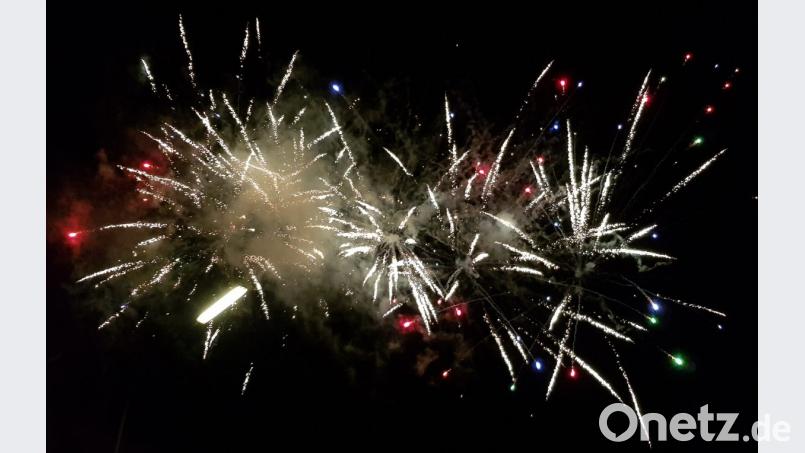 Mit prächtigen Farben und tollen Effekten verzauberte das Feuerwerk die zahlreichen Zuschauer. Bild: kö