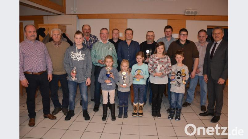 Unser Bild zeigt die Vereinsmeister im Geflügel des Kleintierzuchtvereins Mitterteich, mit Vorsitzenden Ludwig Grillmeier (links) und Bürgermeister Roland Grillmeier (rechts). Bild: jr