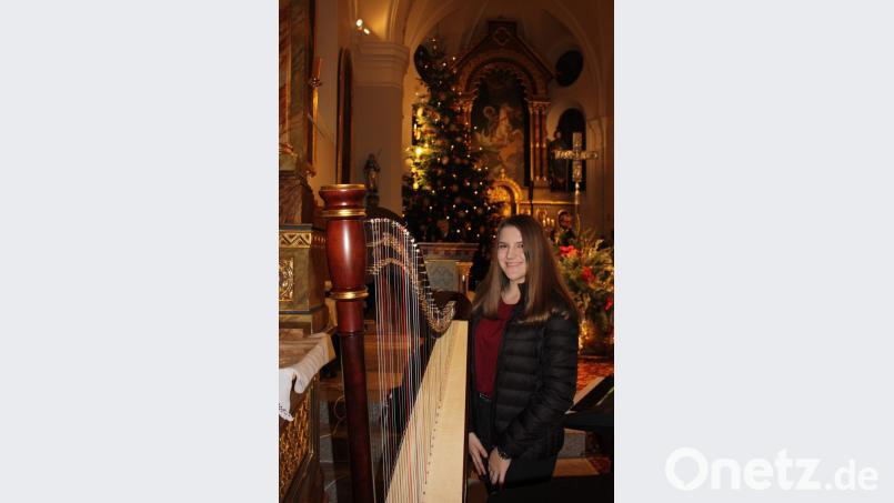 DIe Plößbergerin Elisa Ertl überzeugte mit mehreren Stücken an der Harfe und anschließend mit einem Gesangs-Duett mit ihrer jüngeren Schwester. Bild: flt