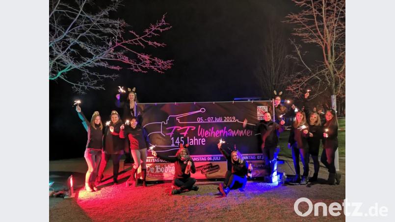 Die Festdamen der Feuerwehr beginnen das Jubiläumsjahr mit einer würdigen Party am Beckenweiher - Feuerwerk inklusive. Bild: exb