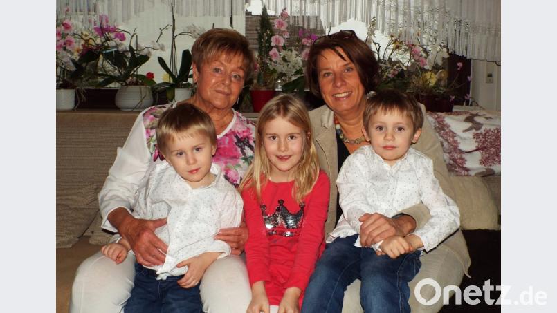 Gabriele Graupner (links) mit stellvertretender Bürgermeisterin Birgit Singer-Grimm sowie den Enkeln Ludwig, Amelie und Maximilian. Bild: e