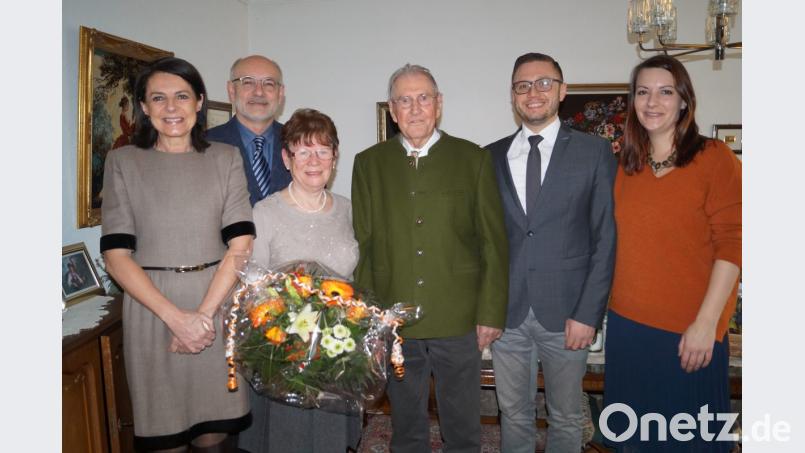 Josef Hoschopf freut sich an seinem 95. Geburtstag besonders über die Glückwünsche der Gemeinde. Er feiert mit (von links) Tochter Elisabeth, zweitem Bürgermeister Josef Robl, Gattin Ursula, Bürgermeister Ernst Lenk und Enkelin Julia. Bild: du