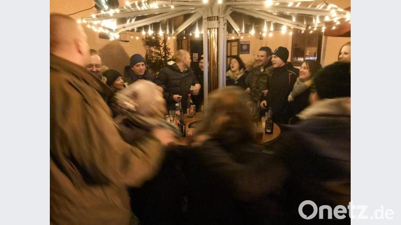 Arm in Arm schunkeln die Gäste zur Musik, so muss niemand frieren. Bild: jub