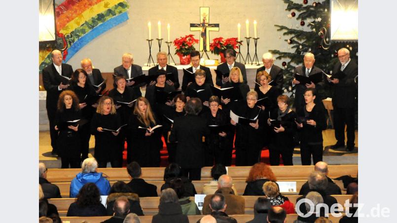 Alle Jahre wieder: Nicht zu Weihnachten, sondern an Silvester gibt die Amberger Chorgemeinschaft ihr traditionelles Konzert. Die Leitung hat wie immer Dieter Müller. Bild: Stephan Huber