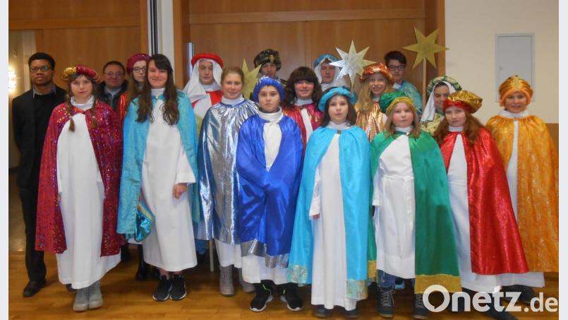 16 junge Sternsinger ziehen an drei Tagen durch die Herz-Jesu-Pfarrgemeinde , bringen den Segen "Christus mansionem benedicat – Christus segne dieses Haus" in die rund 800 Haushalte und sammeln für arme Kinder in Peru. Bild: mez