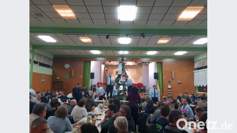 Es wird gefeilscht und geboten bei der Christbaumversteigerung im Naabtalhaus. Bild: ast