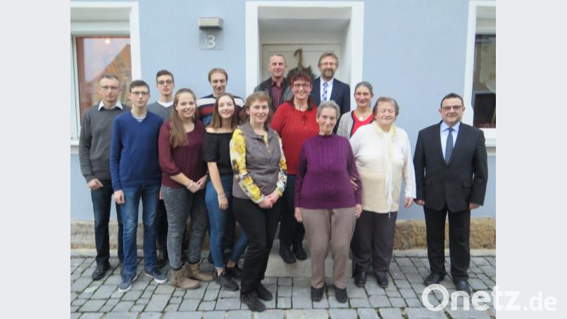 Genau an dem Tag, an dem Frieda Rupprecht (Bildmitte, vorne) ihren 80. Geburtstag feierte, wurde ihre Enkelin Vanessa (Vierte von links) 18 Jahre alt. Bild: jzk