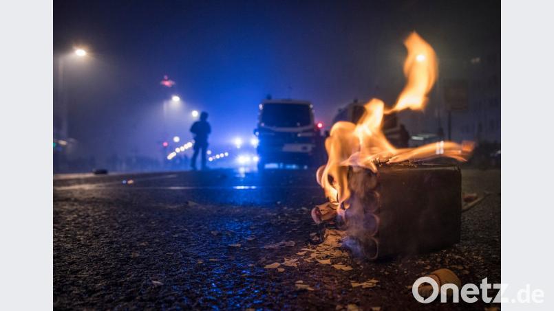 Obwohl die Oberfranken überwiegend friedlich in das neue Jahr feierten, hatten die Polizisten alle Hände voll zu tun. Symbolbild: Boris Roessler/dpa