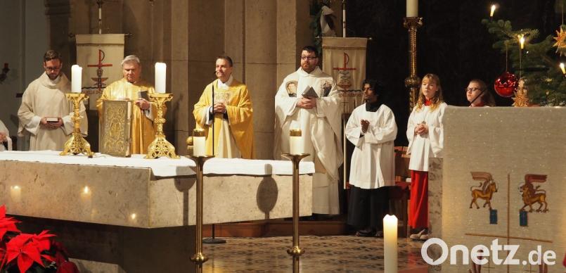 Pfarrer Markus Schmid (Dritter von links) empfiehlt, das neue Jahr mit Gelassenheit zu beginnen, denn &quot;Gott lässt sein Auge über uns leuchten&quot; Bild: Bühner