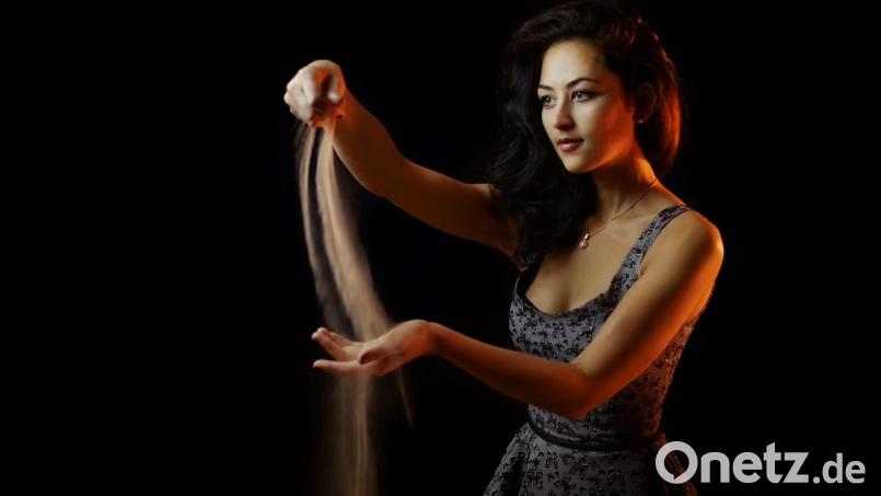 Wenn der Sand durch ihre Finger rieselt, werden auf Großleinwand wunderschöne Gemälde daraus. Immer nur für ein paar Augenblicke. Dann formt die Russin Eva Aibaz bereits das nächste Motiv. Bild: Laura Schneider