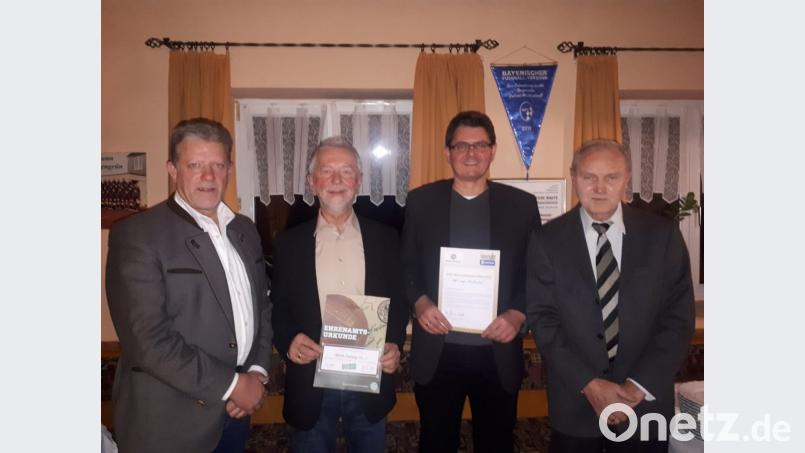Ehrungen gab es bei der Weihnachtsfeier des SV Pechbrunn-Groschlattengrün durch den Deutschen Fußballbund. Geehrt wurden Ludwig Hecht (2. von links) und Markus Renner (2. von rechts). Überreicht wurden die Auszeichnungen durch Ehrenamtsbeauftragten Roland Zeitler (links) und Vorsitzenden Karl Hindringer. Bild: jr
