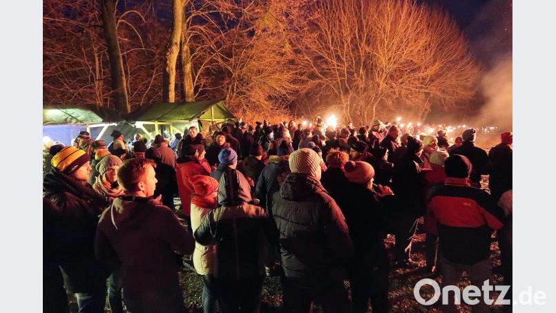 Obwohl schon viele Besucher vor dem Anzünden des Bergfeuers den Schusterberg bevölkerten, wollte der Fackelzug von Friedenfels kommend nicht enden. Bild: bsc