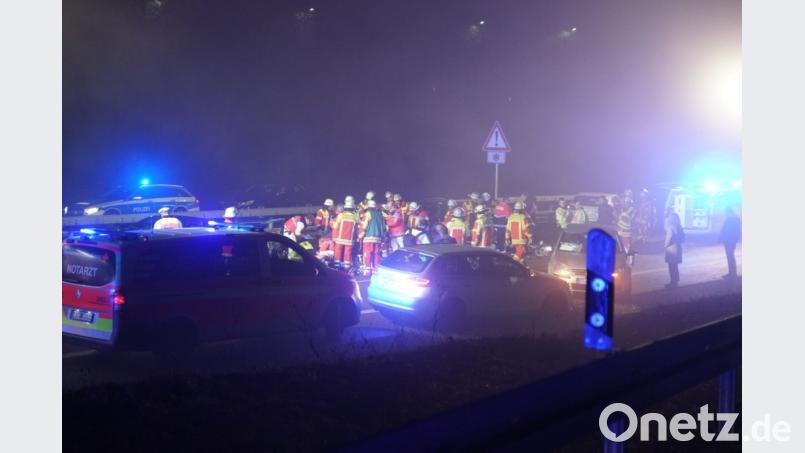 Rettungskräfte sind auf der Bundesstraße B27 nach dem Zusammenstoß mehrerer Fahrzeuge im Einsatz. Foto: Kohls/SDMG Bild: Kohls