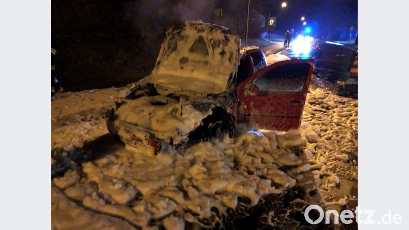 Das gelöschte Fahrzeug nach dem Brand. Die Feuerwehr Haselmühl war in der Silvesternacht mit knapp 20 Leuten im Einsatz. Bild: egl