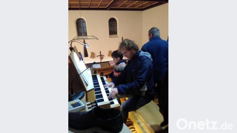 Die Symfonietta St. Cecilia unter der Leitung von Milos Bok brachte in der Pfarrkirche in Brand die Böhmische Hirtenmesse zu Gehör. Die Orgel spielte Jan Polivka. Bild: ld