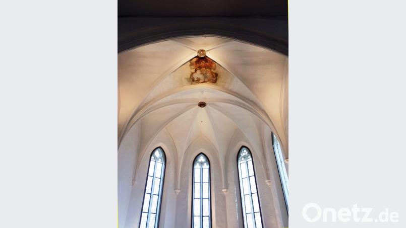 Dem barocken Deckenfresko im Chor der Spitalkirche St. Marien geht Wolfgang Neiser auf den Grund. Bild: aub