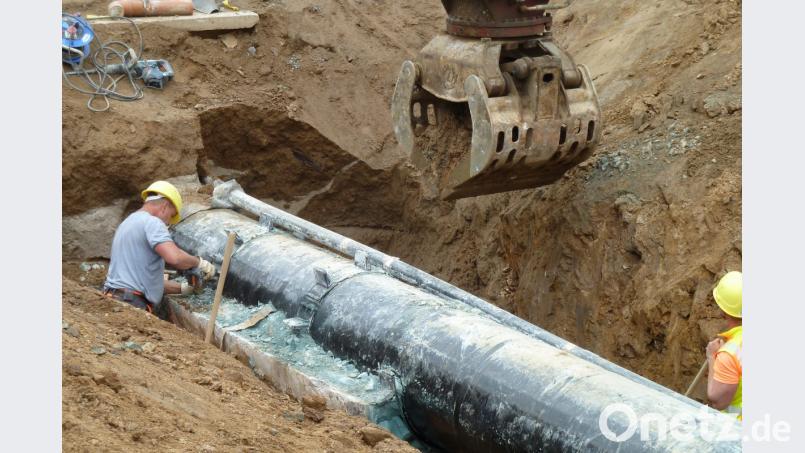Am Freitagnachmittag klopften Arbeiter die letzten Reste der alten Beton-Ummantelung an der Mero-Leitung ab. Die Schadstelle an der schwarzen Isolierung befindet sich weiter rechts und ist bereits behoben. Bild: ptr