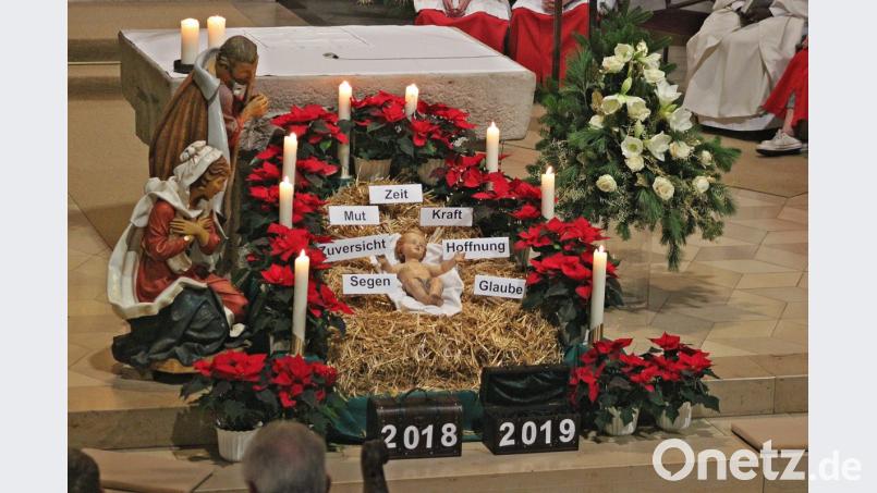 Zeichenhaft wurde die Schatzkiste 2018 vor die Krippe, vor Gott gestellt - in seine Hände zurückgegeben. Daneben eine neue Schatzkisten: &quot;Scheinbar leer, doch gefüllt mit ZEIT, HOFFNUNG, ZUVERSICHT, KRAFT, MUT. Das alles sind Dinge, die uns so oft ausgehen, und die wir doch aus eigener Kraft nicht einfach machen können. Christus schenkt sie uns&quot;, so Stadtpfarrer Lorenz. Bild: bph