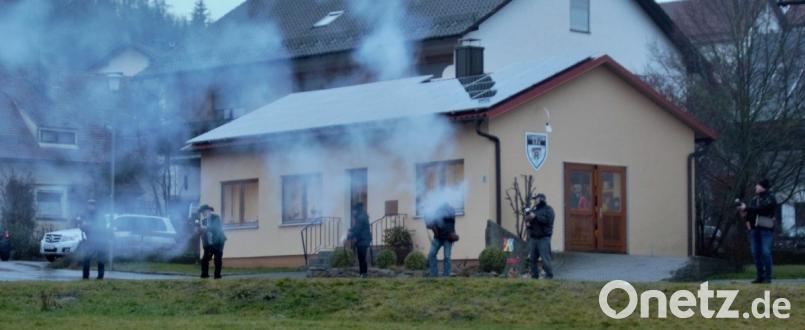 Lautstark lies es die Böllergruppe des VPC Thanstein am Dorfplatz vor Einbruch der Dunkelheit krachen. Bild: dl