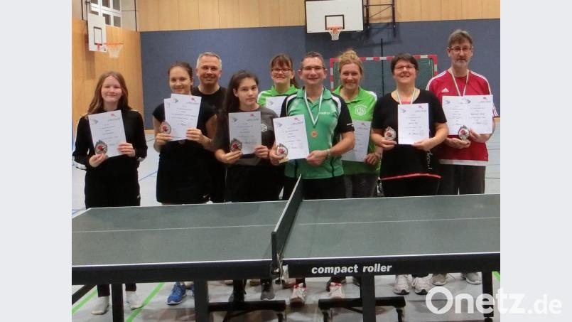 In zwei Altersklassen traten die Teilnehmer bei der Vereinsmeisterschaft an die grünen Platten. Das Bild zeigt die erfolgreichen Sportler. Bild: exb