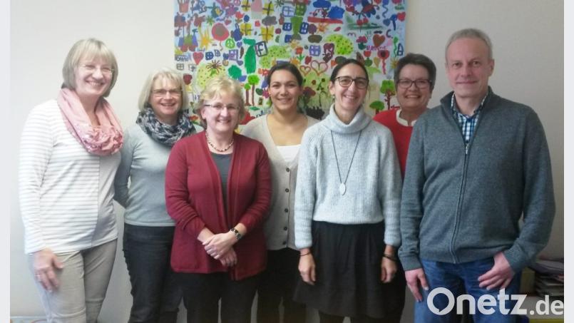 Das Team der Vorbereitungsgruppe zum Thema Kindergesundheit bilden
Tina Mücke (links) und Gabi Raithel (Zweite von rechts) von der Beratungsstelle für Schwangerschaftsfragen des Landratsamts, Norbert Meister (rechts) und Tamara Prause (Vierte von rechts) vom KoKi-Netzwerk des Landratsamts Neustadt, Regina Träger (DRitte von rechts) von der Erziehungsberatungsstelle Weiden/Neustadt, Angelika Meindl (Zweite von links) von der VHS Weiden-Neustadt und Maria Müller (Dritte von links) vom Netzwerk Junge Eltern des Landwirtschaftsamts. Bild: exb