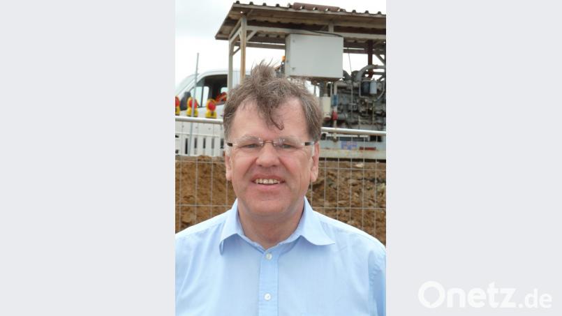 &quot;Ab nächster Woche wird bis Höhe Frostschutz wieder verfüllt&quot;, sagt Mero-Prokurist Joachim Roggenbuck beim Ortstermin auf der Baustelle. Bild: ptr